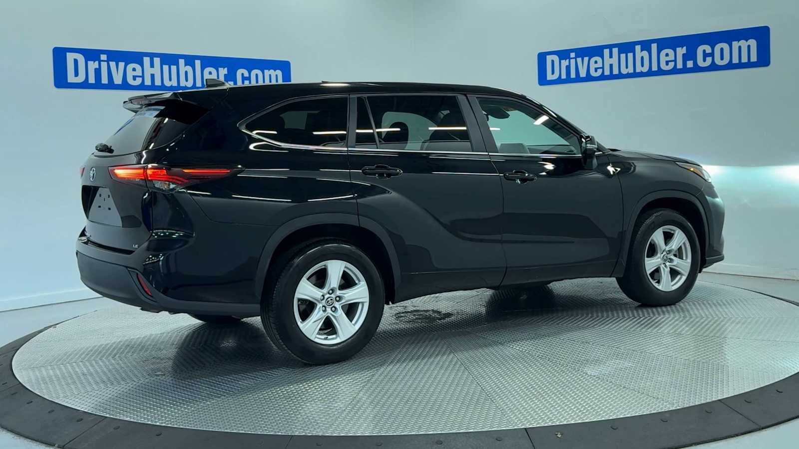 Used 2025 Toyota Highlander LE FWD image 8