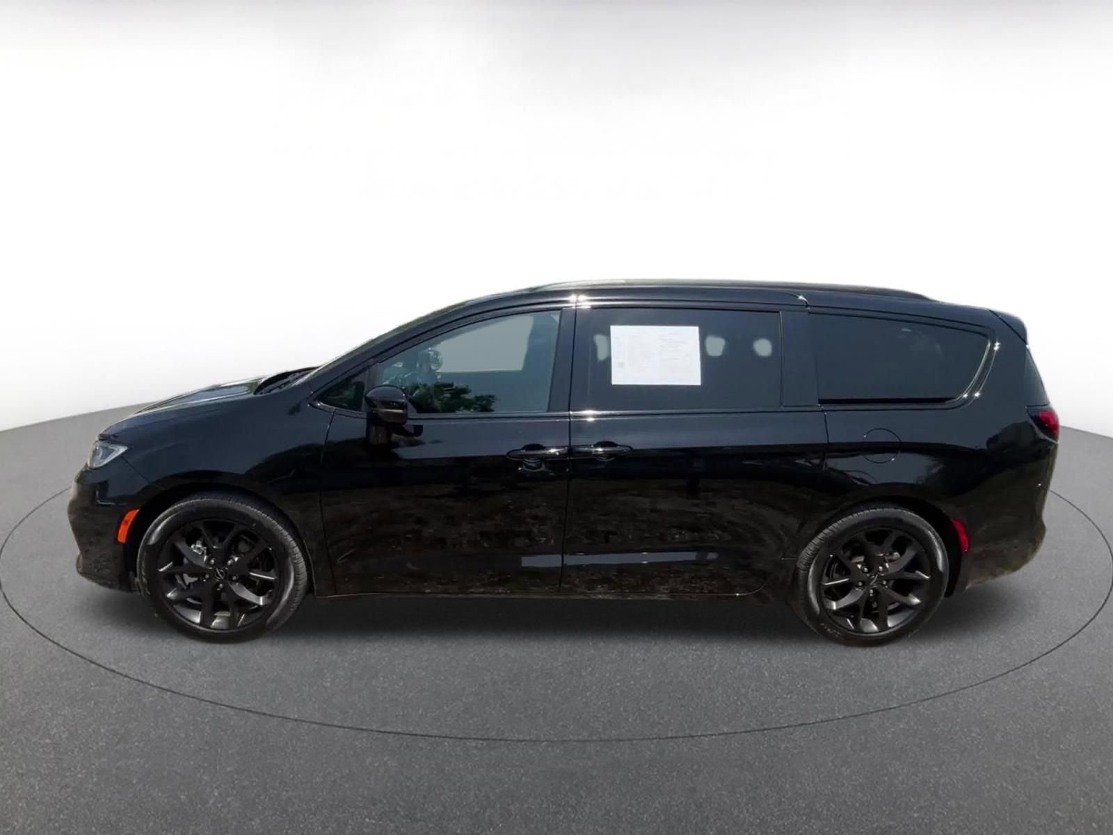 Used 2025 Chrysler Pacifica Limited FWD image 9