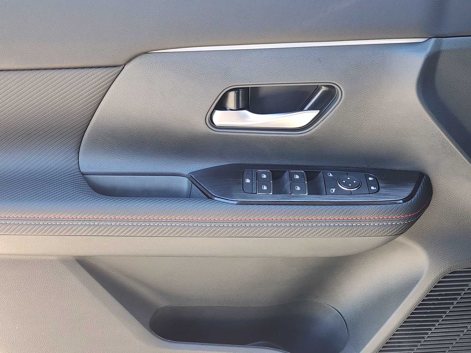 Certified 2025 Nissan Kicks SR FWD image 19