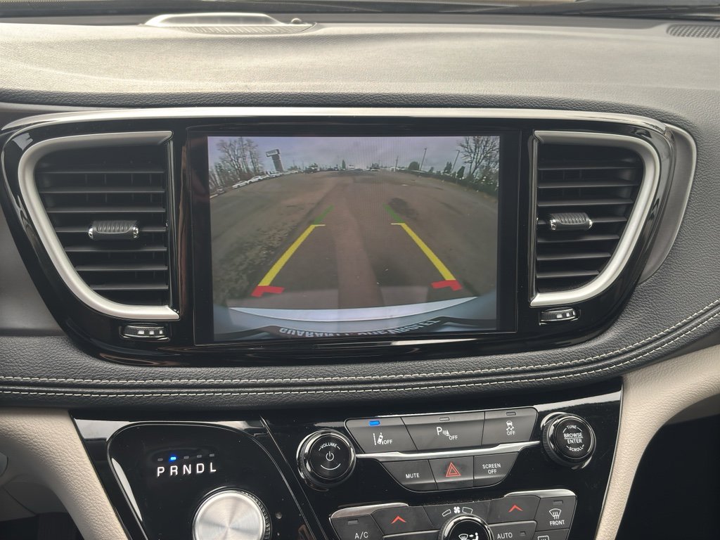Used 2024 Chrysler Pacifica Select image 20