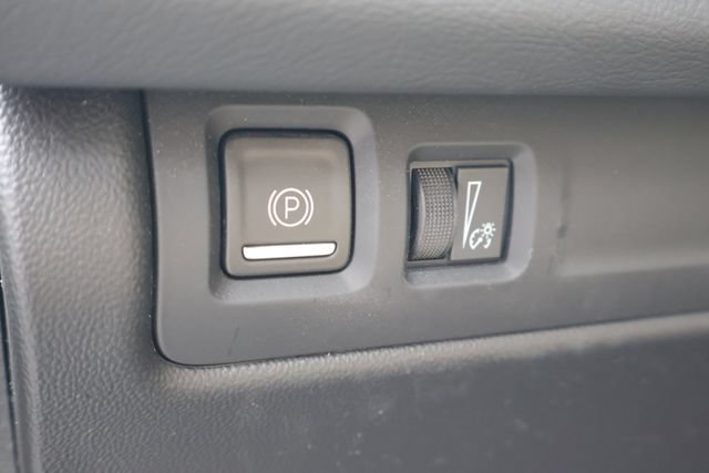 Used 2024 Cadillac XT4 Luxury w/ Cold Weather Package FWD image 22