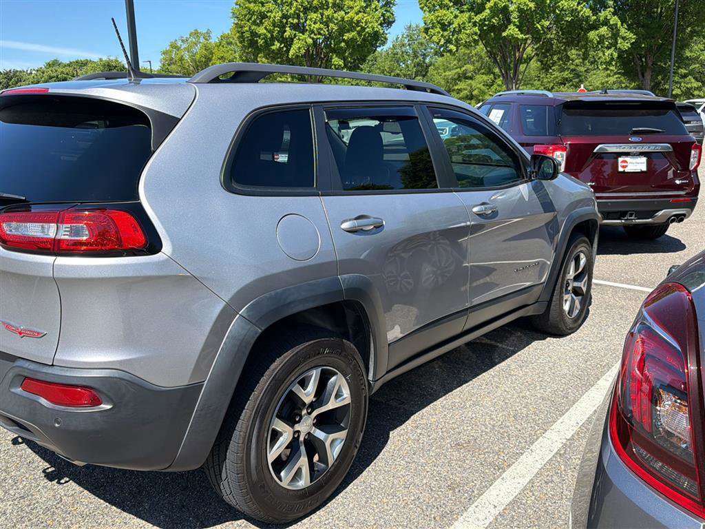 Used 2018 Jeep Cherokee Trailhawk w/ Comfort/Convenience Group AWD/4WD image 3