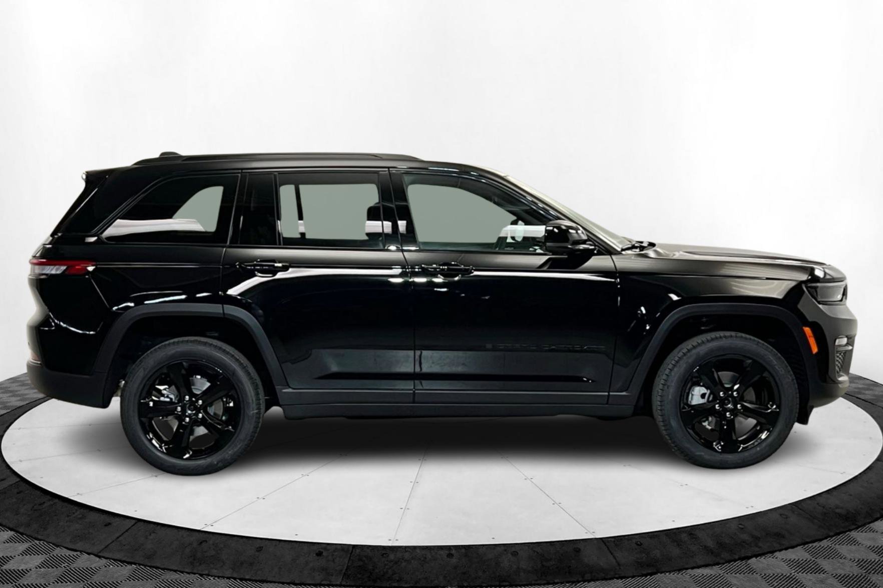 New 2025 Jeep Grand Cherokee Limited w/ Black Appearance Package AWD/4WD image 6
