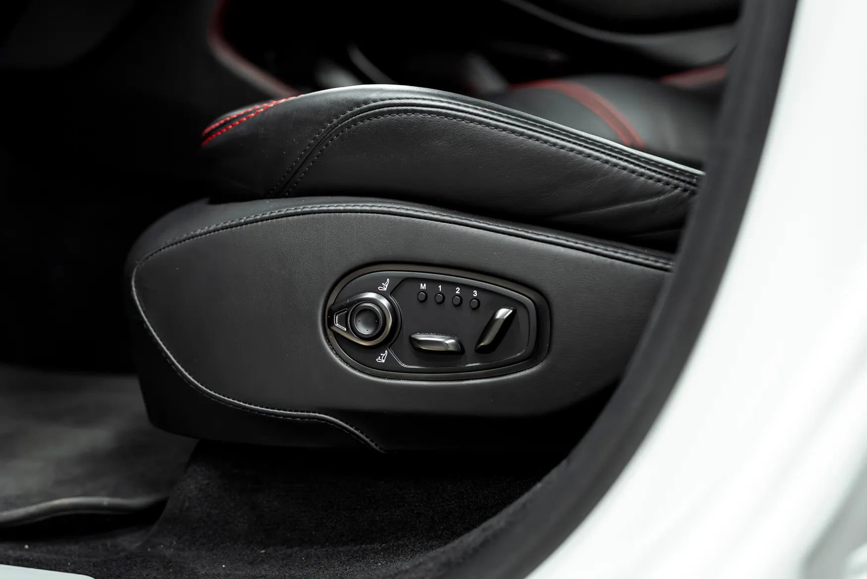 Used 2021 Aston Martin DBX AWD/4WD image 19