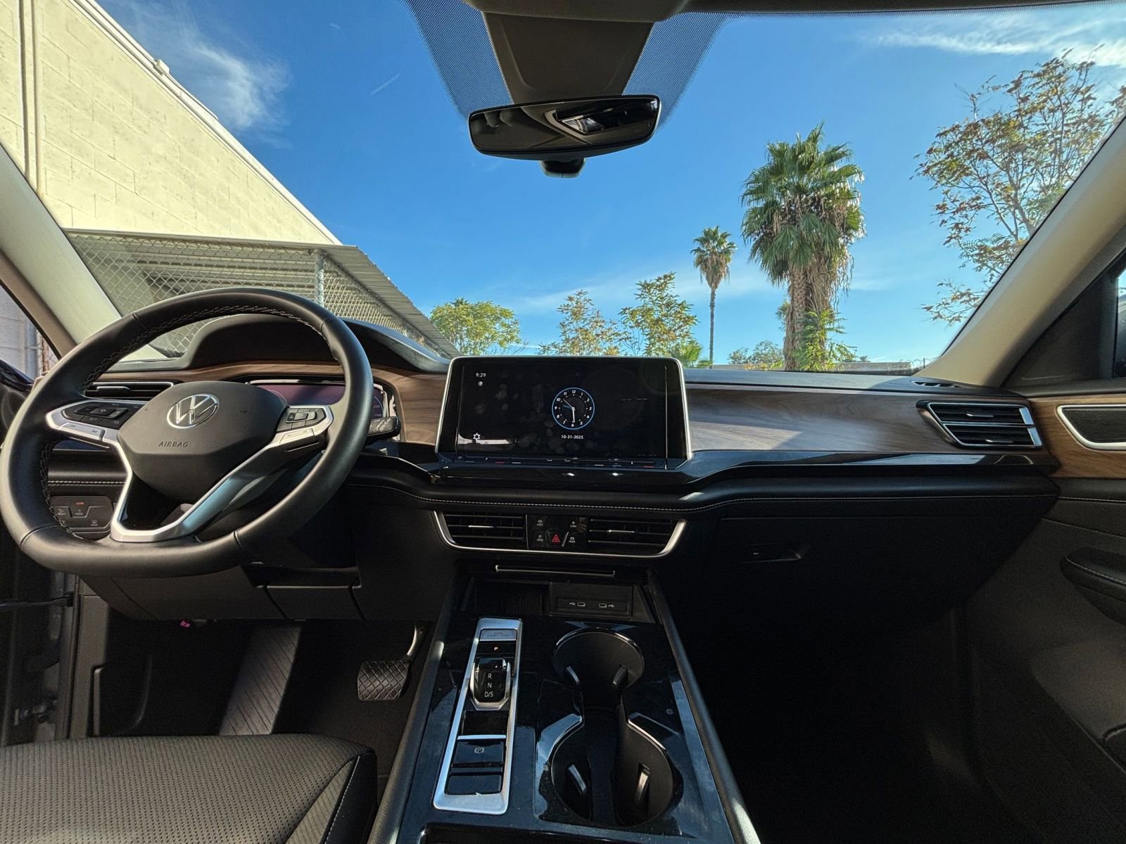 Used 2025 Volkswagen Atlas SE image 34