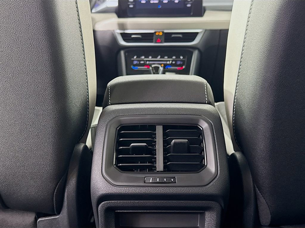 Used 2025 Volkswagen Taos SE image 31