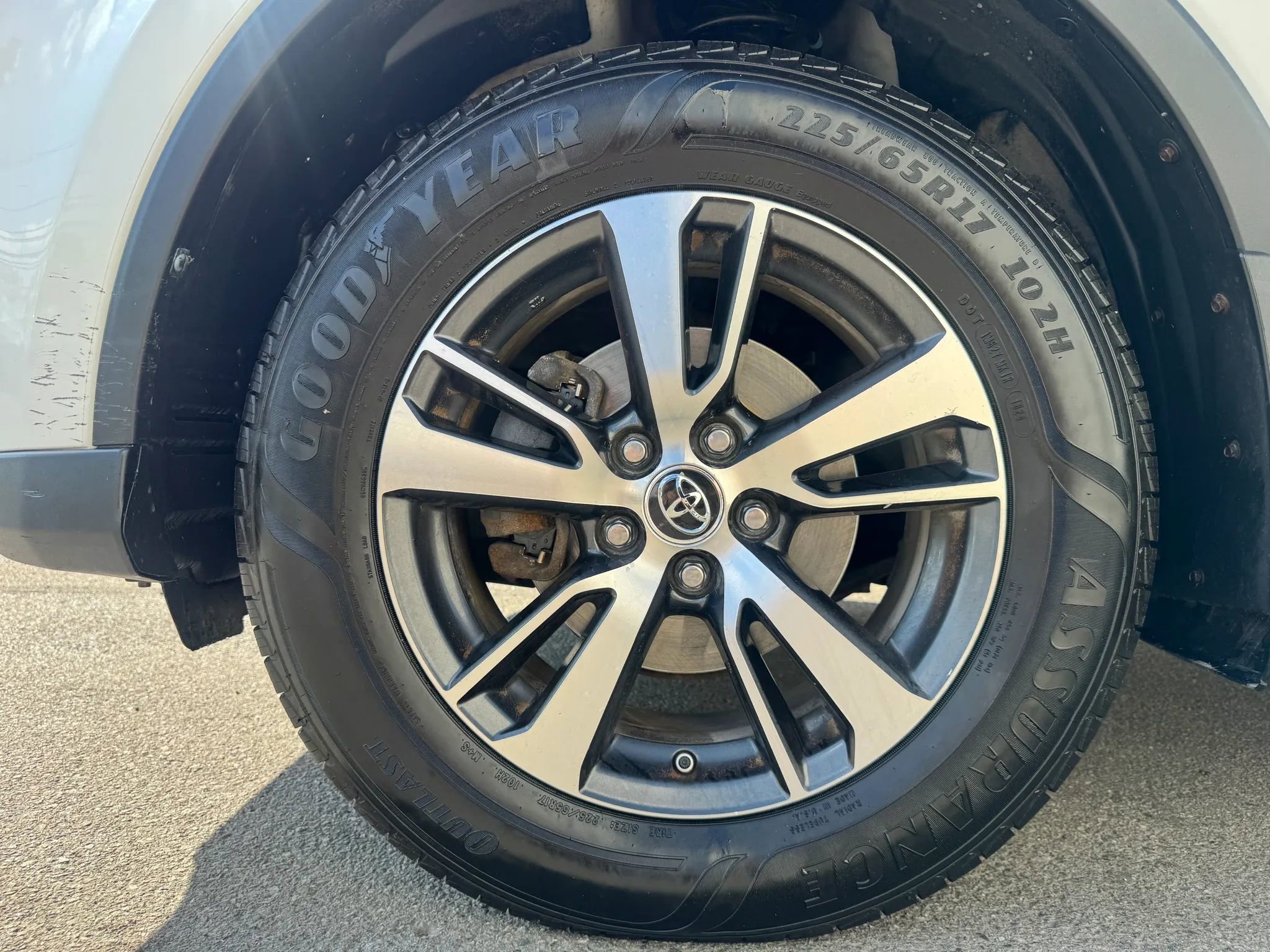 Used 2018 Toyota RAV4 XLE AWD/4WD image 29