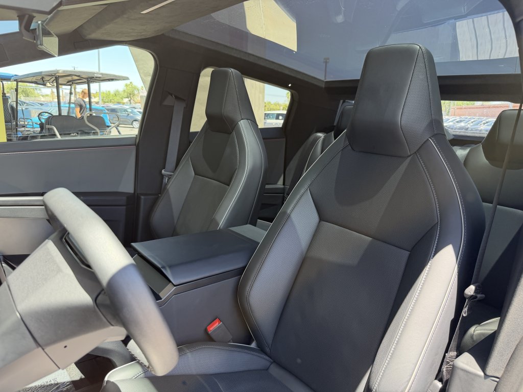 Used 2024 Tesla Cybertruck AWD Crew Cab image 41