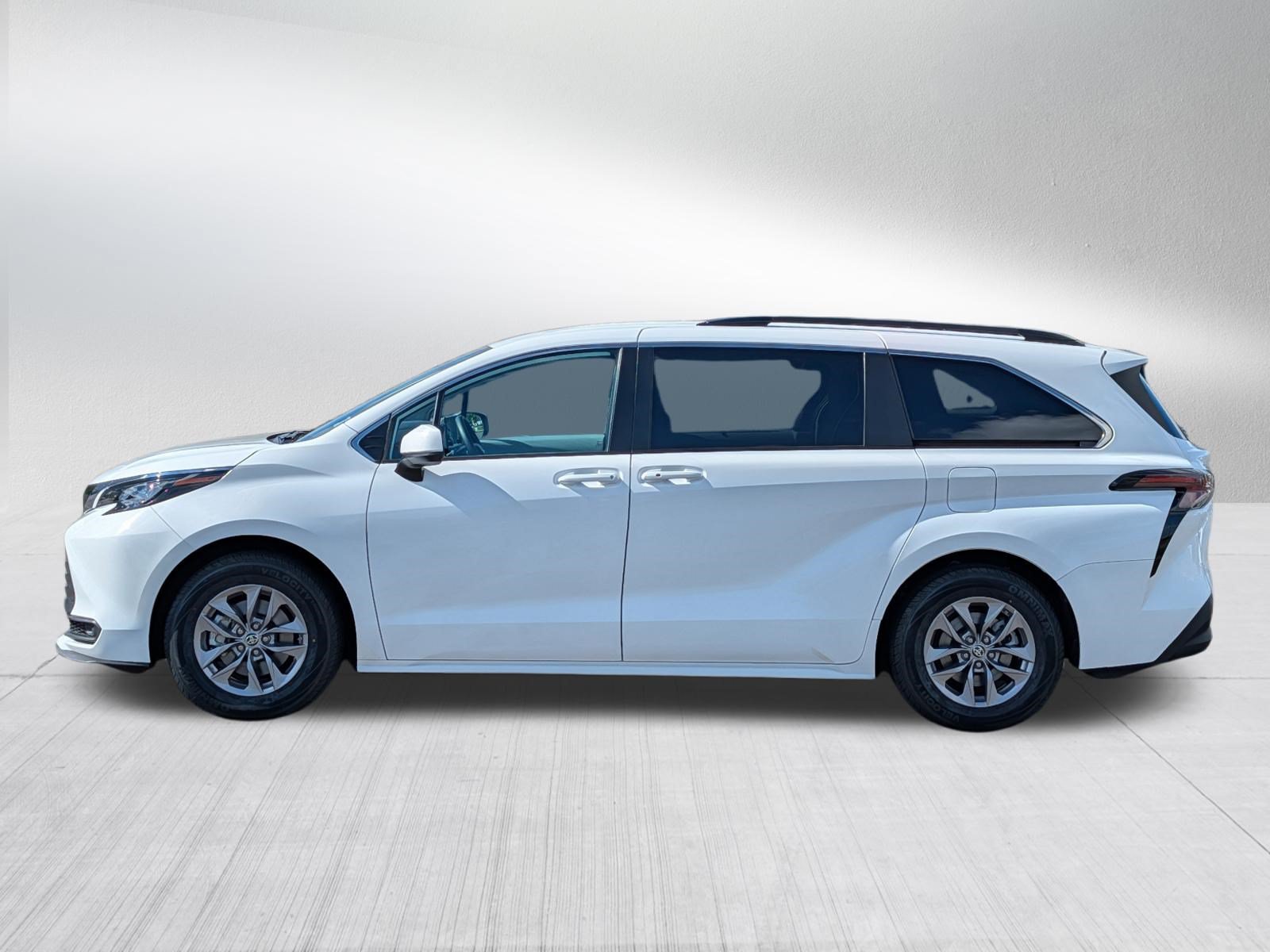 Used 2024 Toyota Sienna LE FWD image 4
