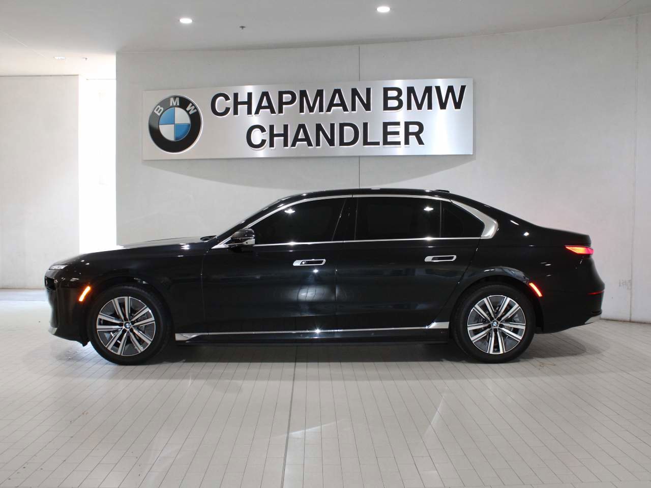 Certified 2024 BMW i7 eDrive50 w/ Executive Package RWD image 3