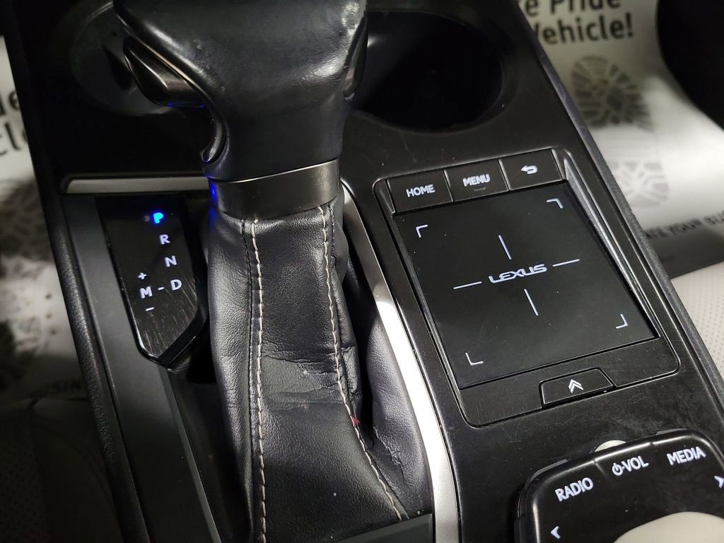 Used 2019 Lexus UX 200 w/ Premium Package image 17