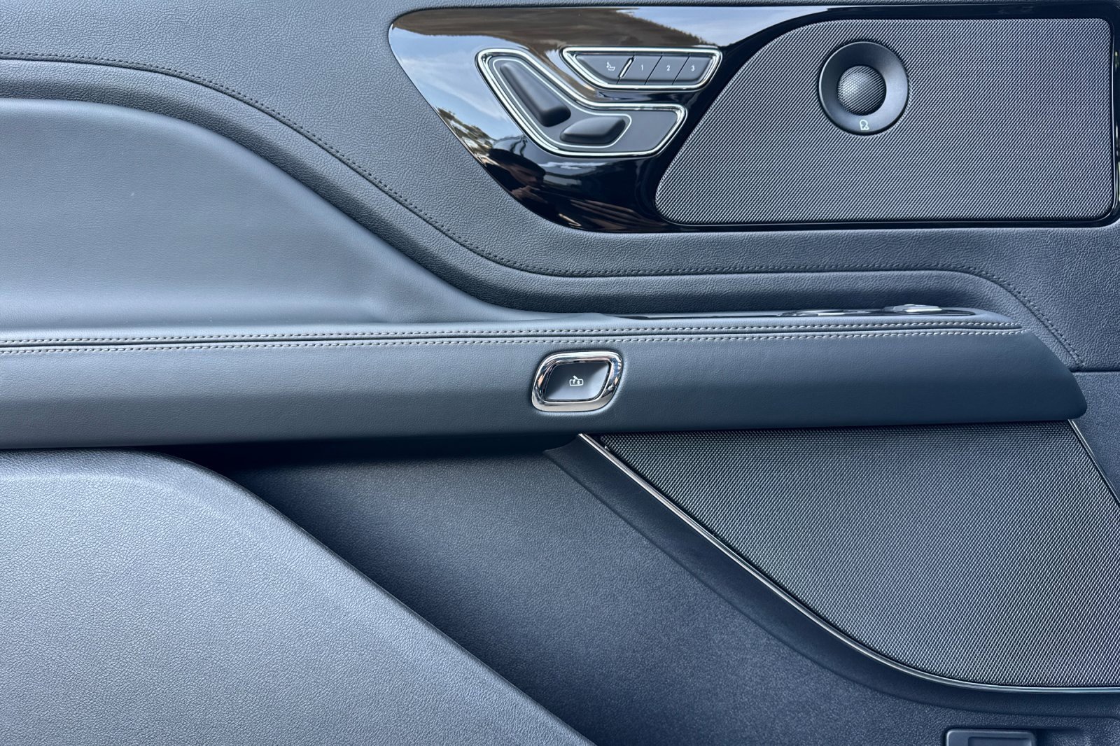 New 2025 Lincoln Aviator 2WD w/ Equipment Group 101A image 10