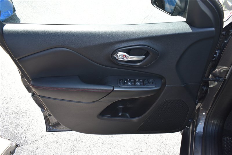 Used 2022 Jeep Cherokee Trailhawk AWD/4WD image 11