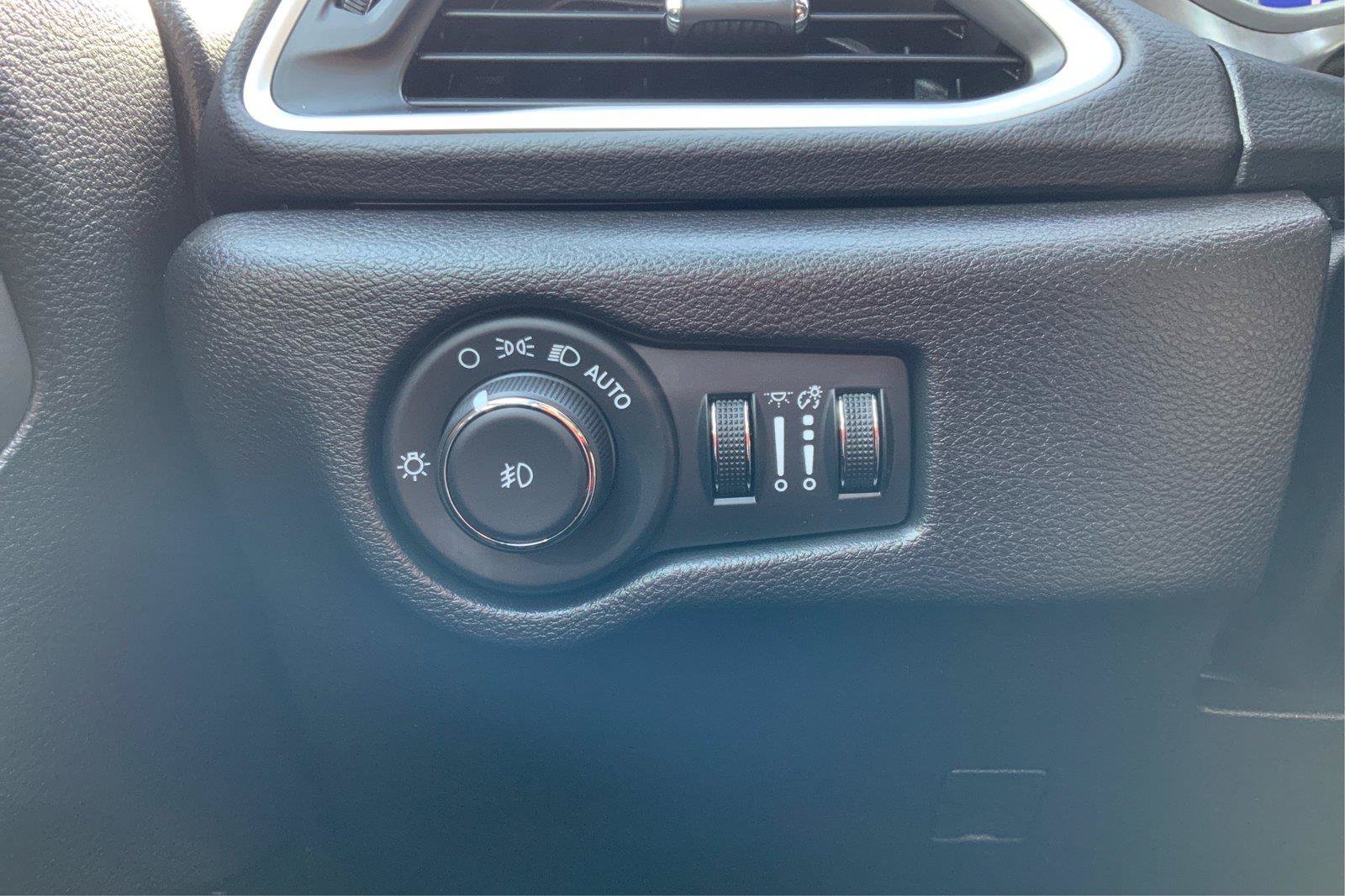 Used 2025 Chrysler Pacifica Select FWD image 17