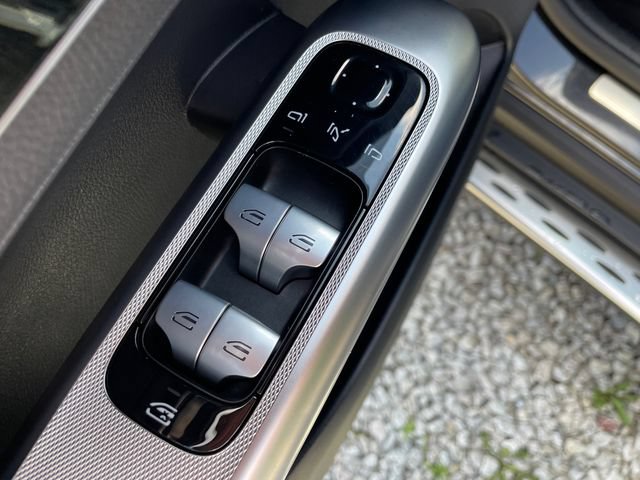Used 2025 Mercedes-Benz GLC 300 4MATIC image 25