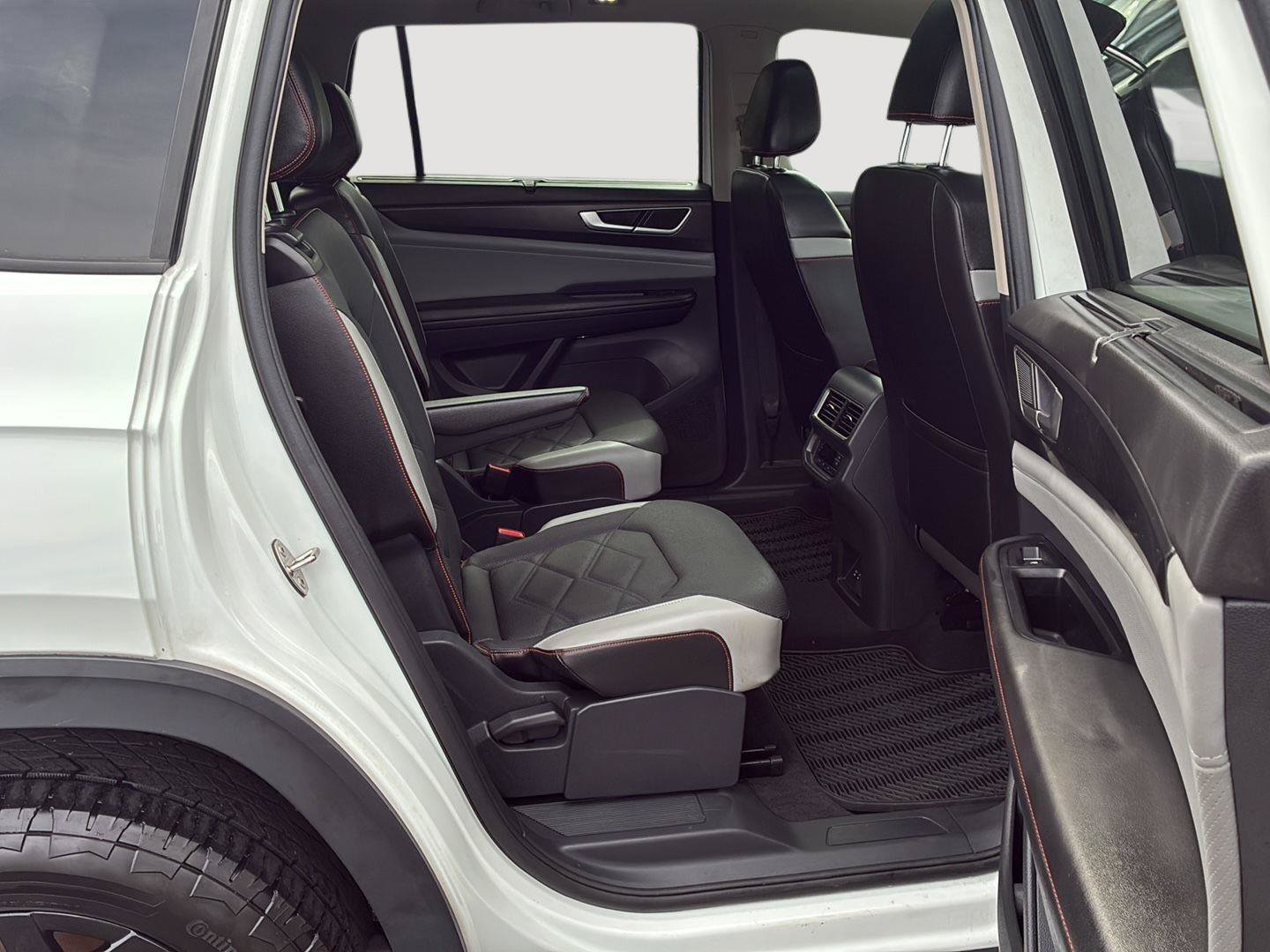 Used 2024 Volkswagen Atlas Peak Edition SE AWD/4WD image 17