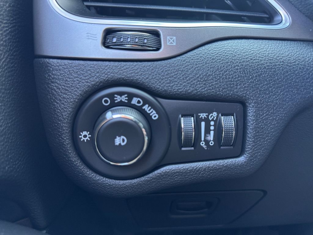 Used 2020 Jeep Cherokee Latitude Plus w/ Cold Weather Group AWD/4WD image 18