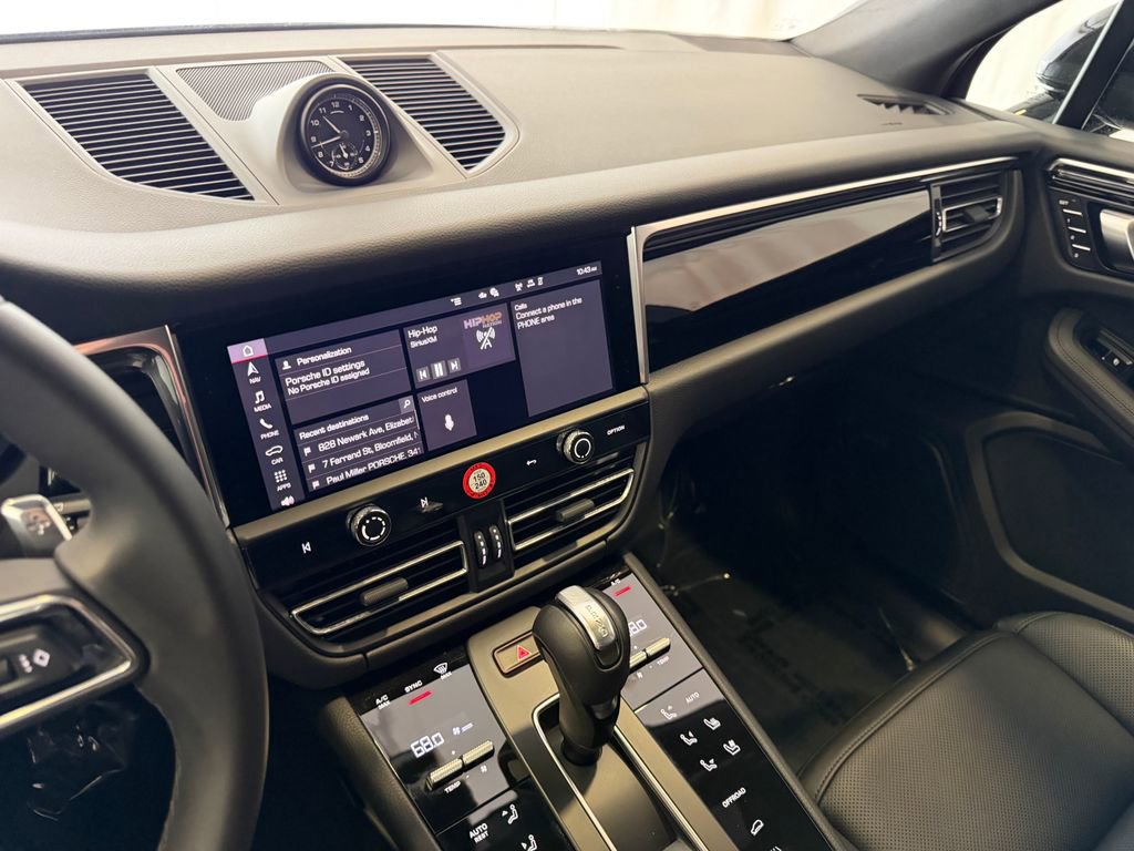 Used 2025 Porsche Macan AWD/4WD image 18