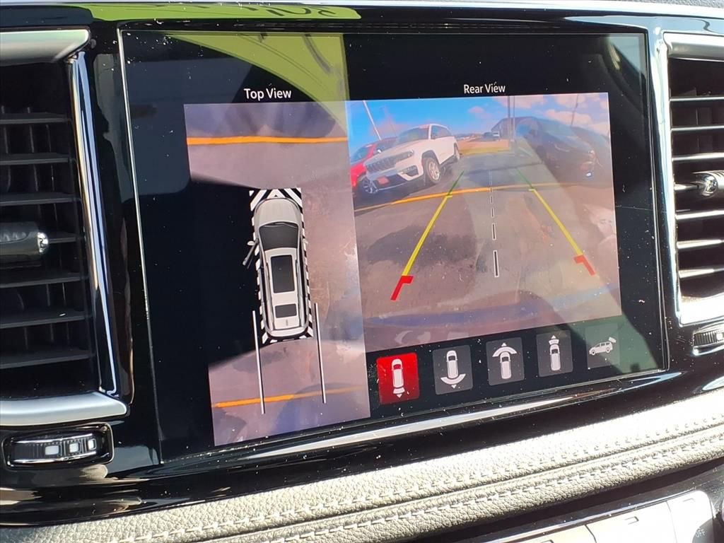 Used 2024 Chrysler Pacifica Premium image 10