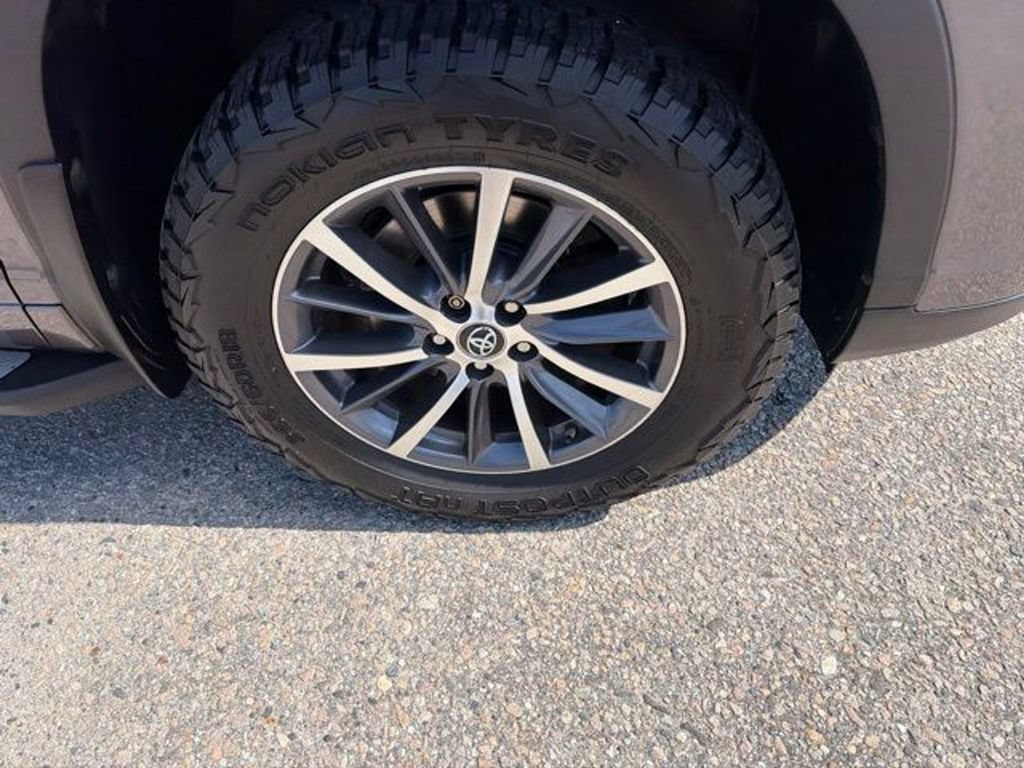 Used 2017 Toyota Highlander XLE AWD/4WD image 12
