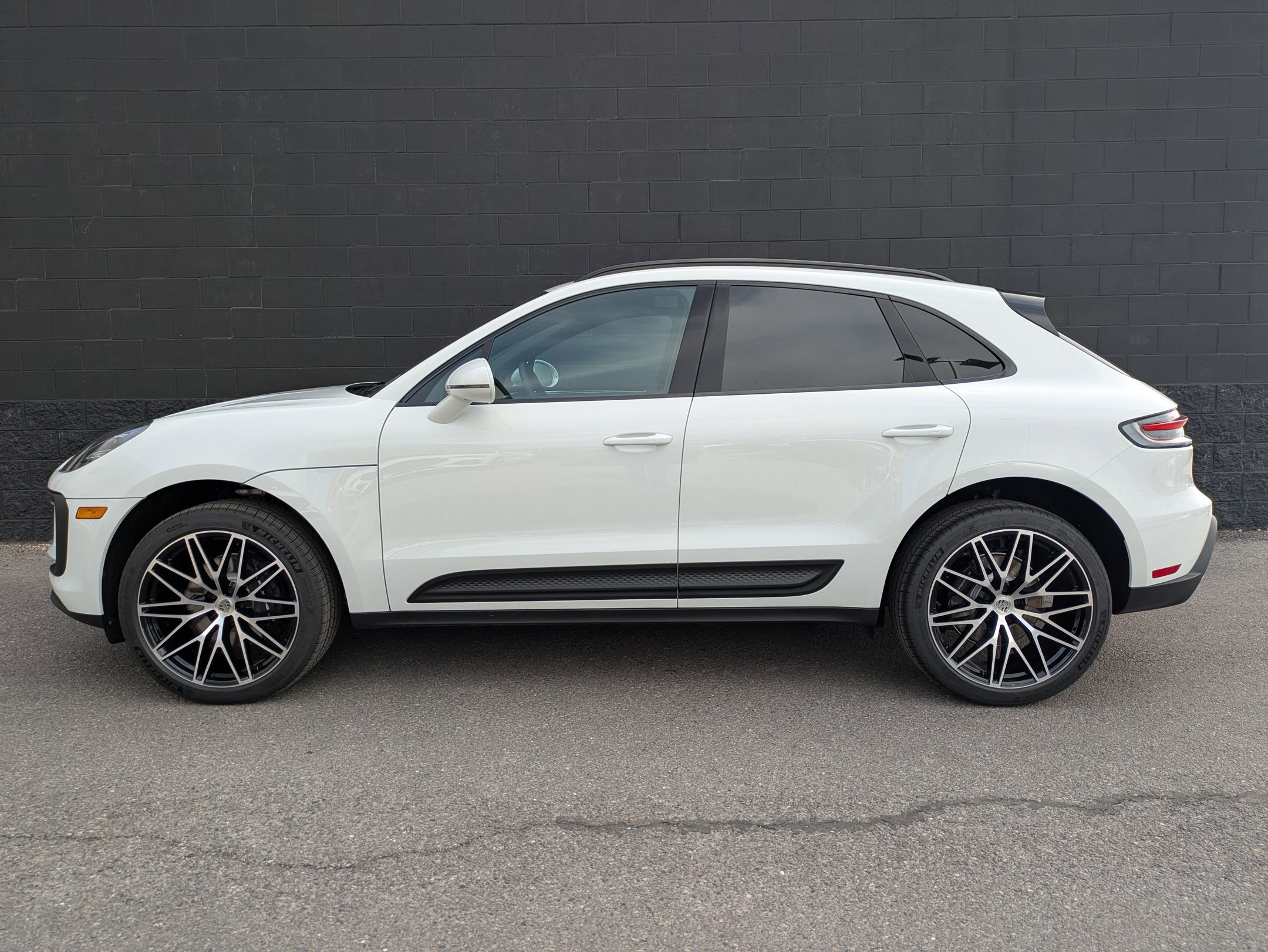 Certified 2025 Porsche Macan image 2
