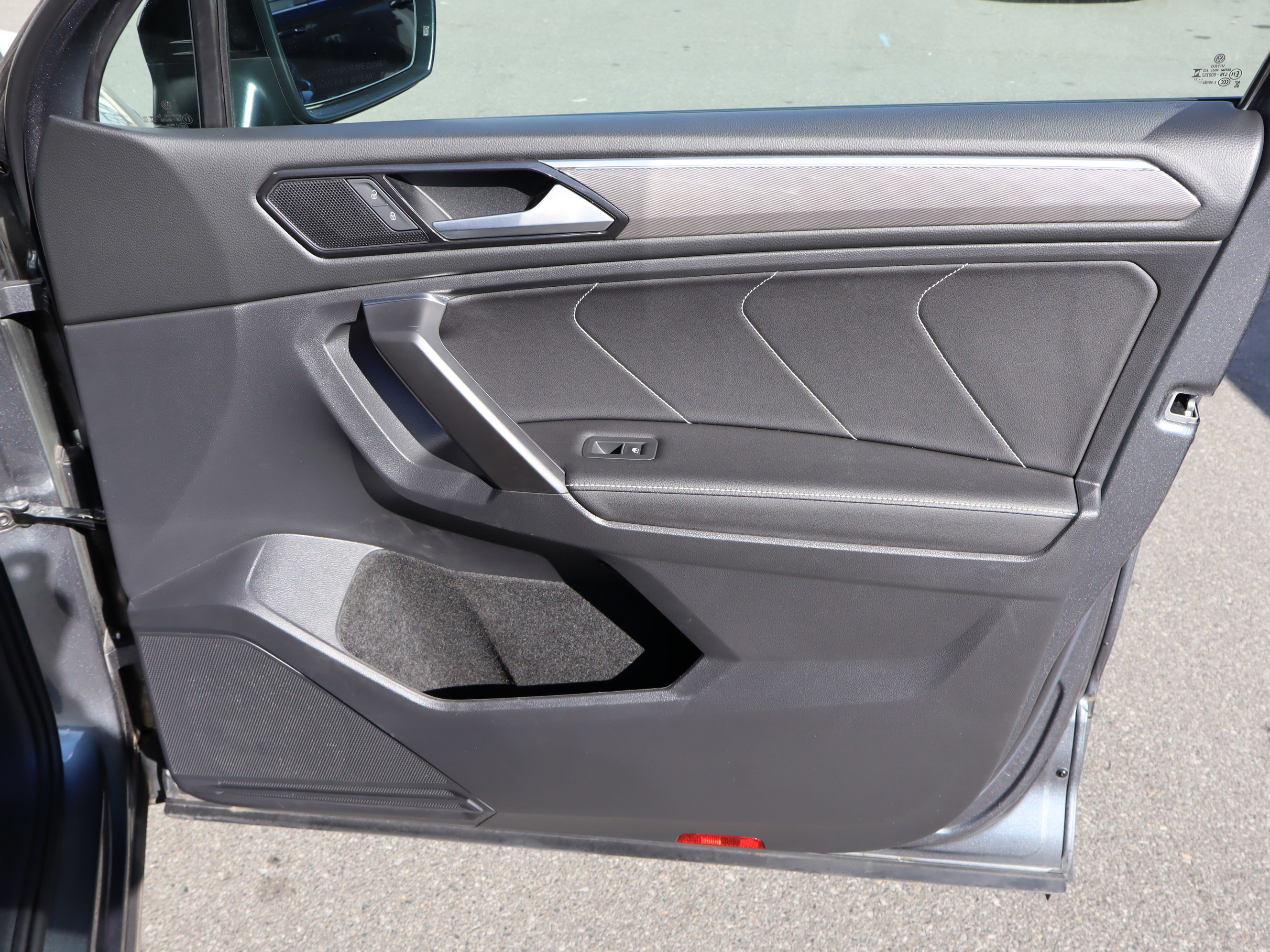 Used 2023 Volkswagen Tiguan SE R-Line image 37