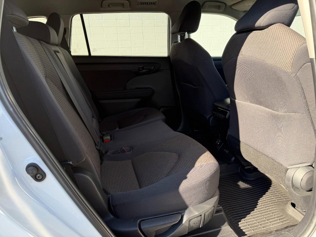 Used 2023 Toyota Highlander LE image 10