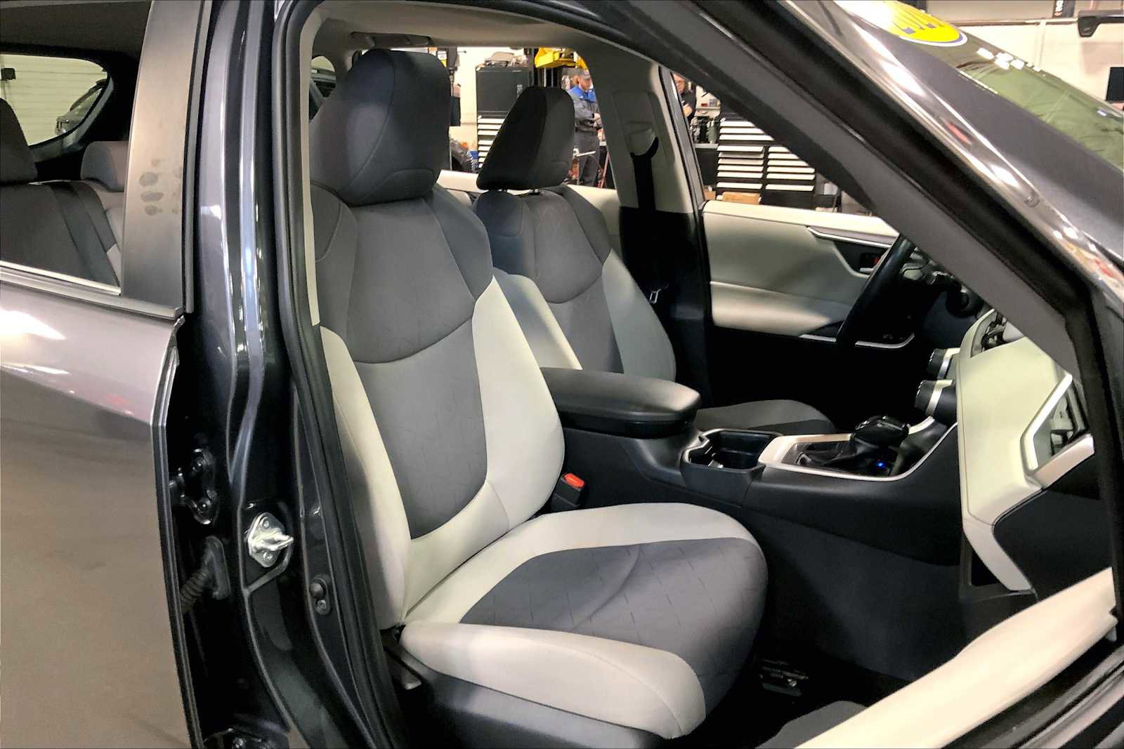 Used 2020 Toyota RAV4 XLE w/ Convenience Package AWD/4WD image 8