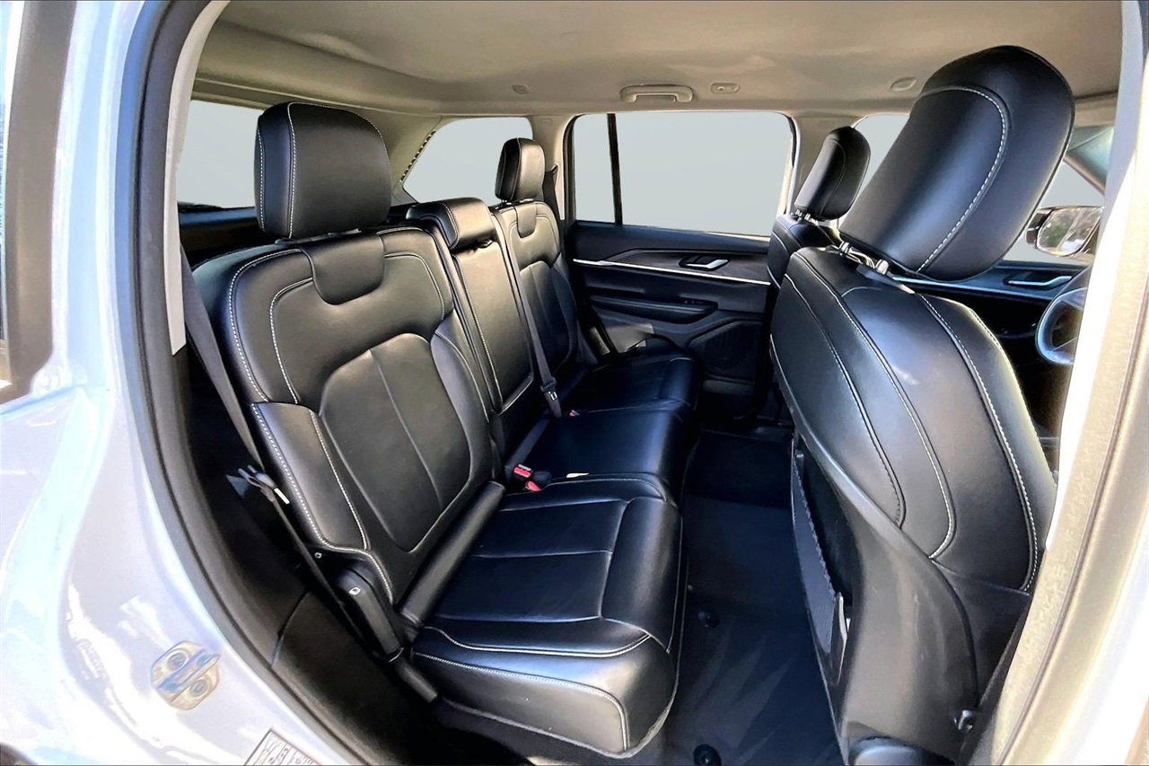 Used 2023 Jeep Grand Cherokee Limited image 24