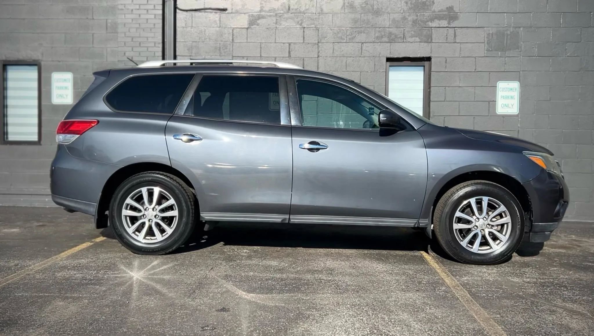 Used 2013 Nissan Pathfinder SV image 4