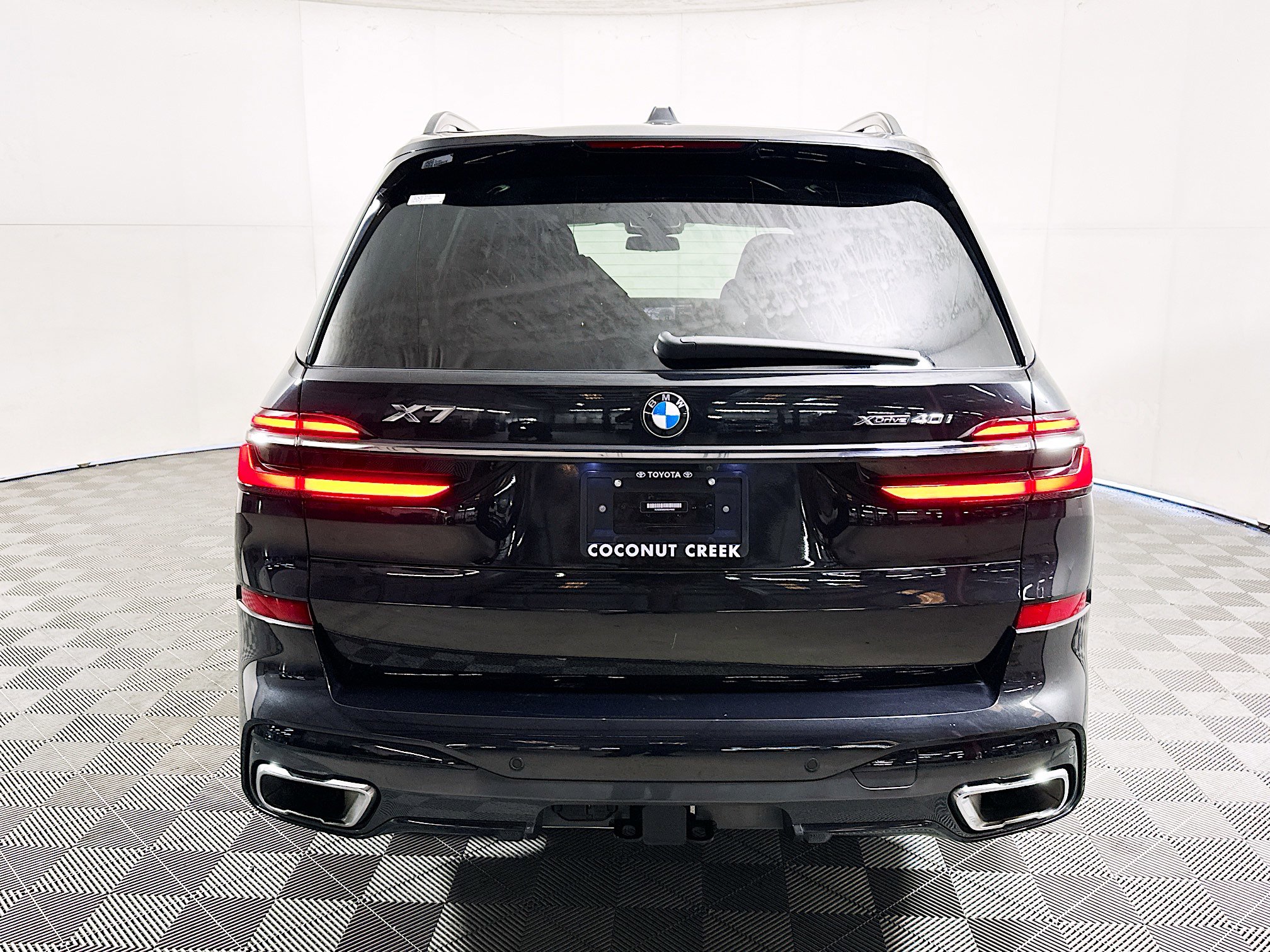 Used 2024 BMW X7 xDrive40i w/ M Sport Package image 4