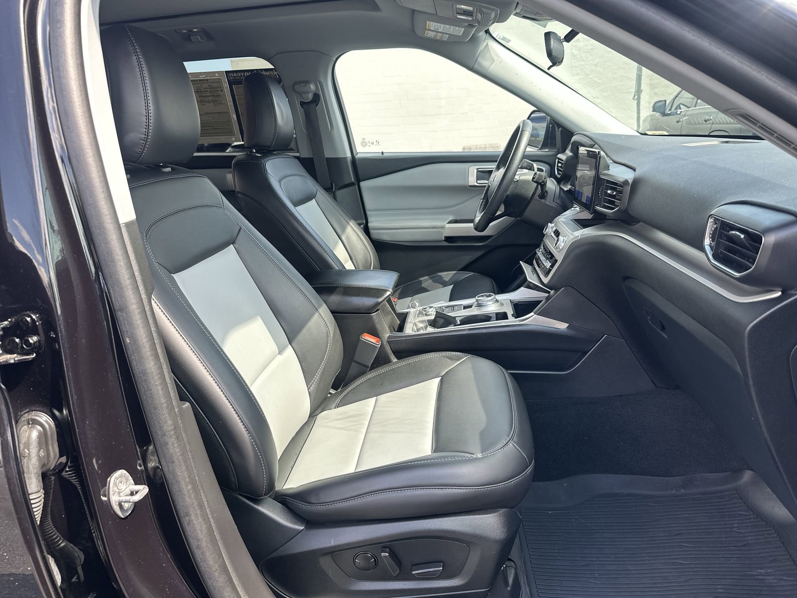 Used 2023 Ford Explorer XLT w/ Equipment Group 202A AWD/4WD image 22