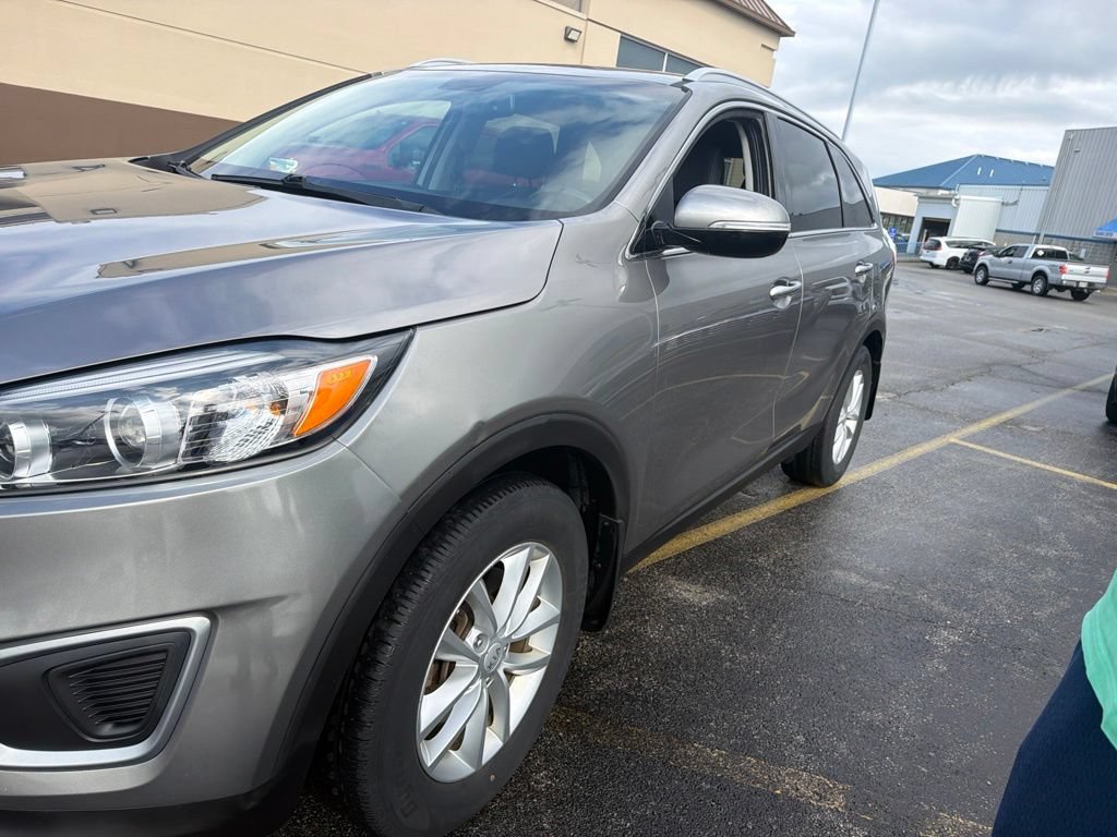 Used 2017 Kia Sorento FWD w/ LX Convenience Package image 4