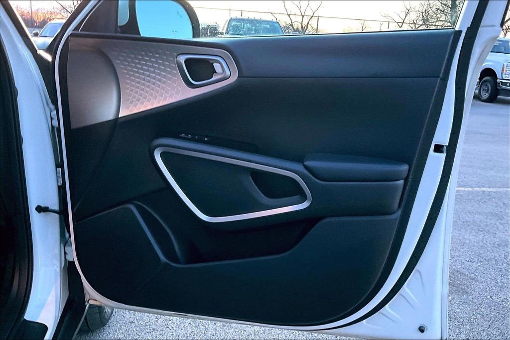Used 2023 Kia Soul LX w/ LX Technology Package image 22