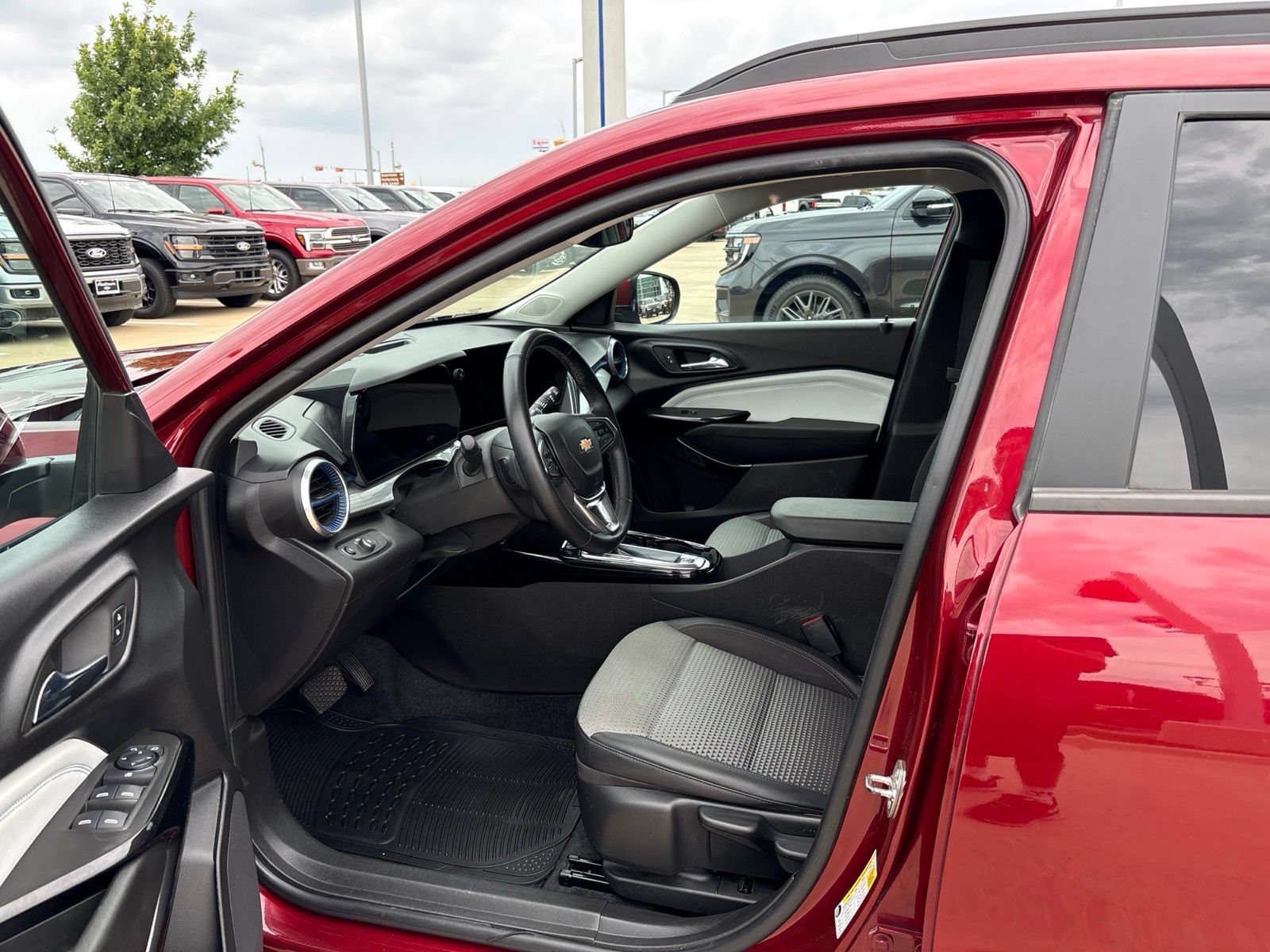 Used 2024 Chevrolet Trax LT w/ Driver Confidence Package FWD image 16