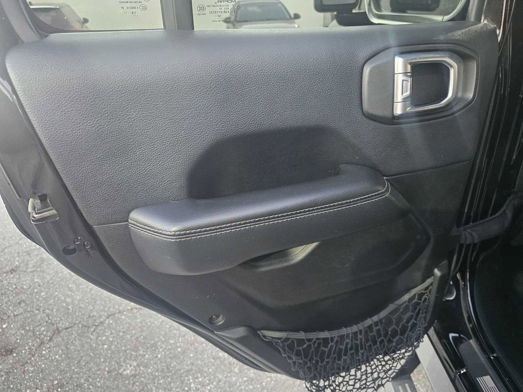 Used 2018 Jeep Wrangler Unlimited Sahara image 8