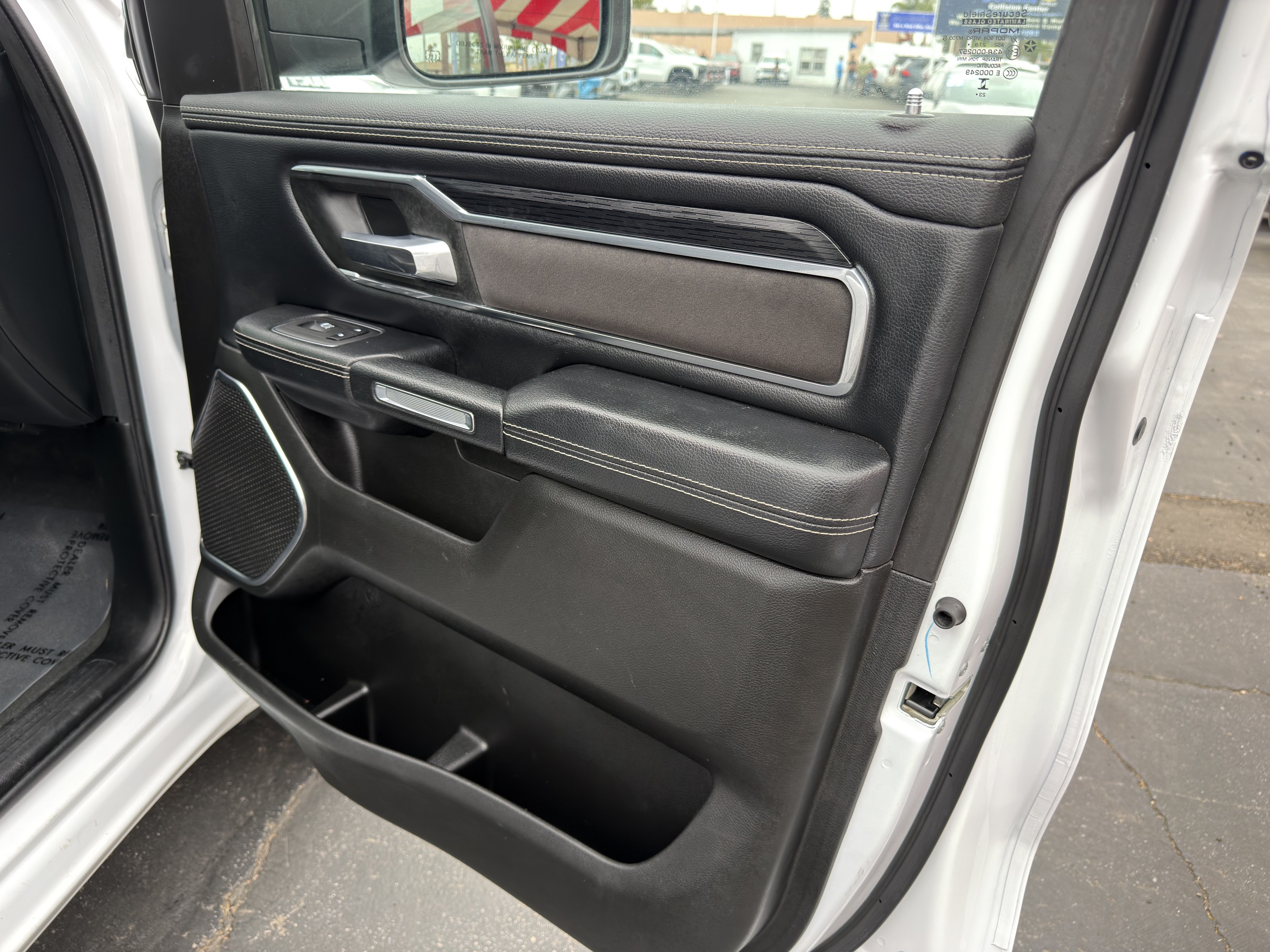 Used 2024 RAM 1500 Laramie AWD/4WD image 11