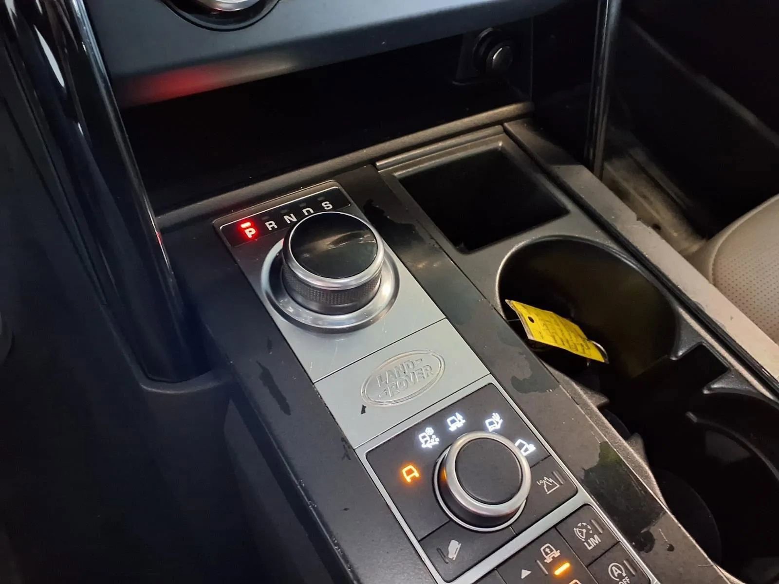 Used 2018 Land Rover Discovery SE image 27