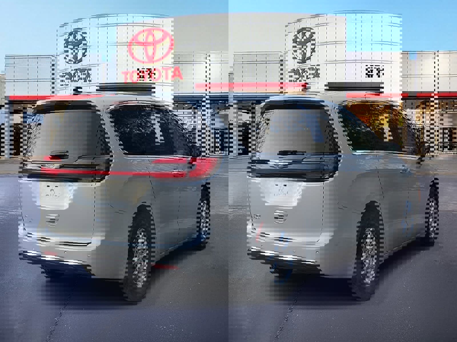 Used 2024 Chrysler Pacifica Touring-L image 5