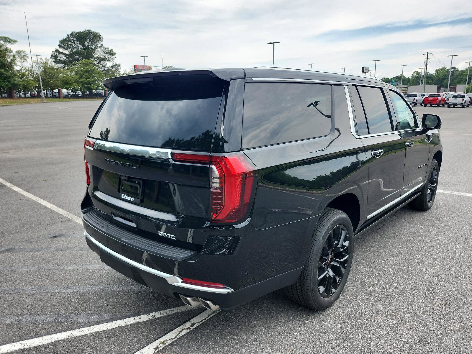 New 2026 GMC Yukon XL Denali w/ Denali Reserve Package AWD/4WD image 3