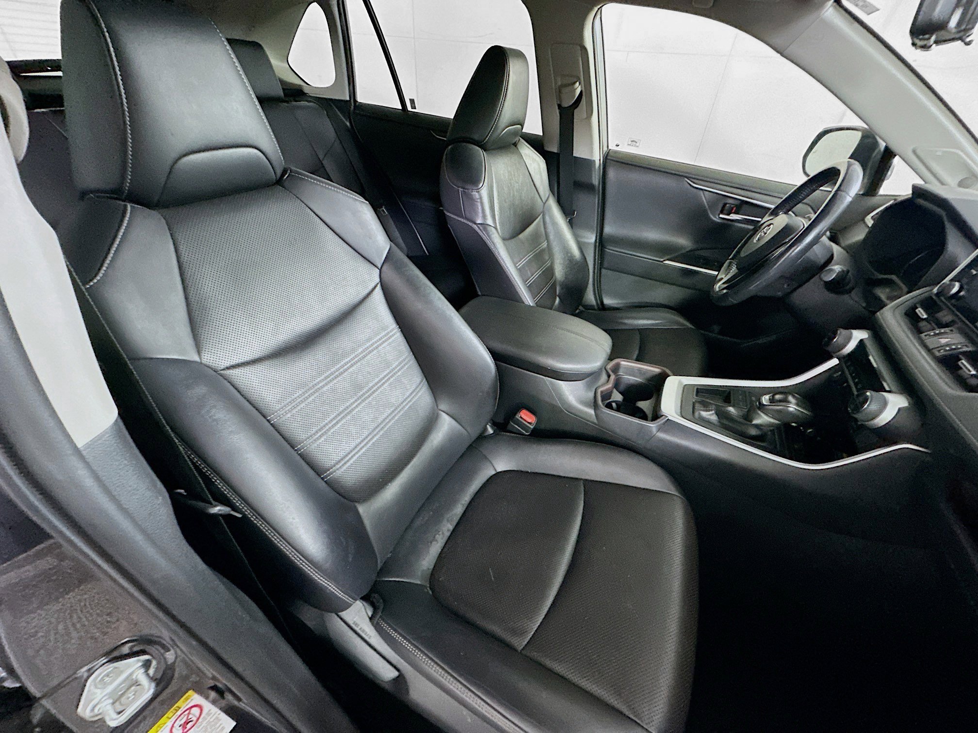 Used 2019 Toyota RAV4 Limited w/ Advanced Technology Package FWD image 32