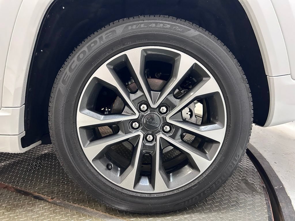 Used 2024 Jeep Grand Cherokee Overland AWD/4WD image 32