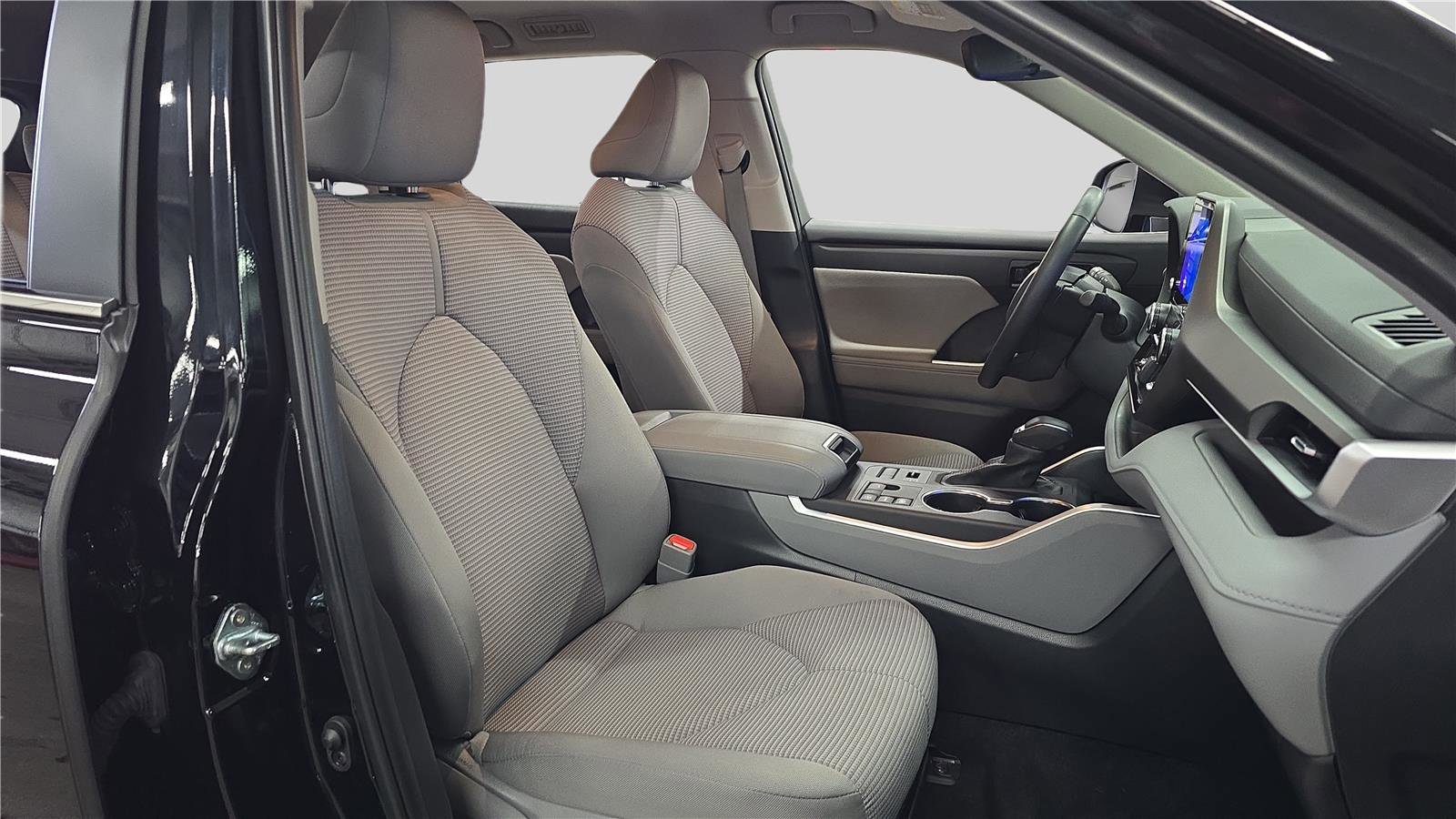 Used 2024 Toyota Highlander LE AWD/4WD image 14