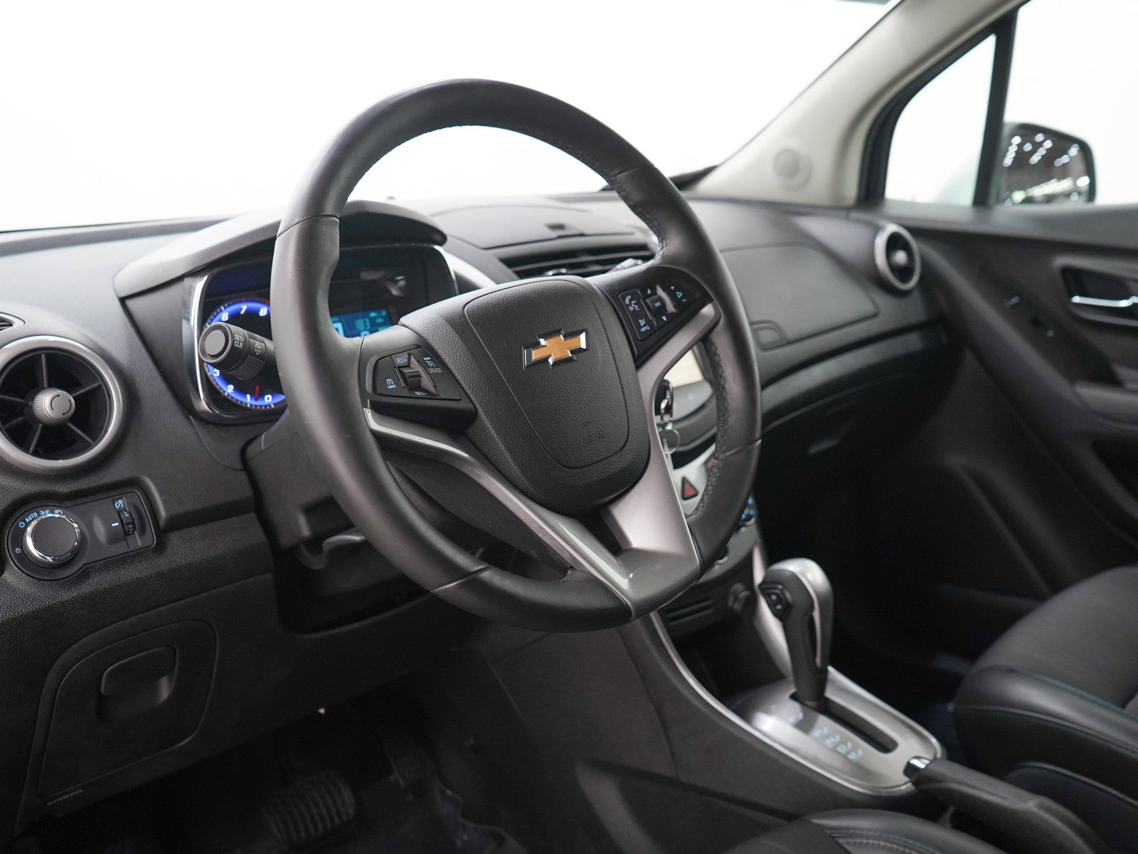 Used 2016 Chevrolet Trax LT w/ LT Convenience Package AWD/4WD image 24