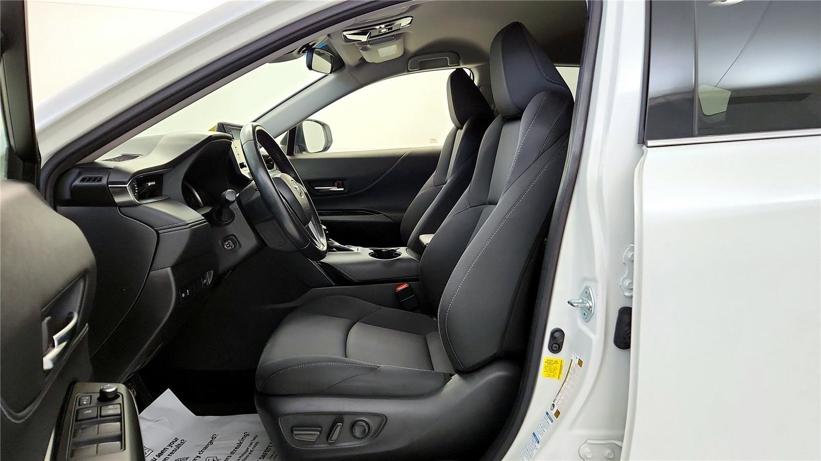 Used 2021 Toyota Venza LE w/ Carpet Mat Package (TMS) image 25