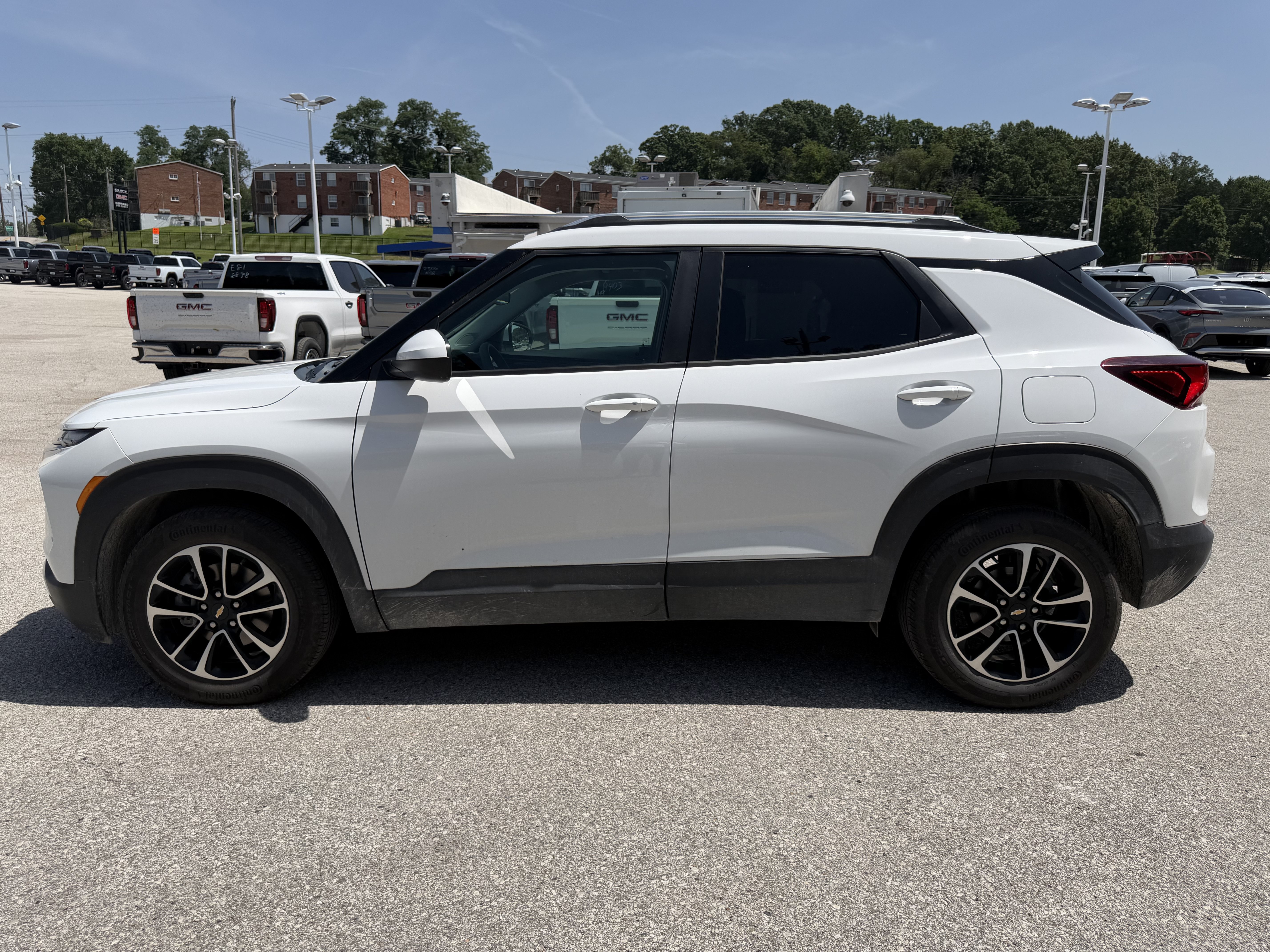 Used 2025 Chevrolet TrailBlazer LT w/ Driver Confidence Package FWD image 4