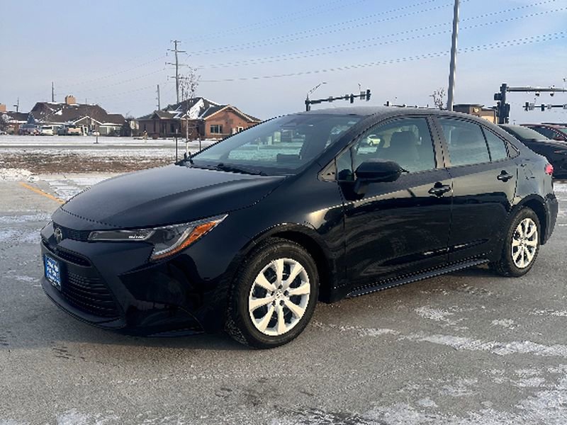 Used 2024 Toyota Corolla LE image 2