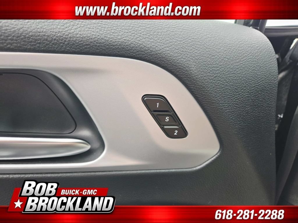 Used 2025 Chrysler Pacifica Limited FWD image 39