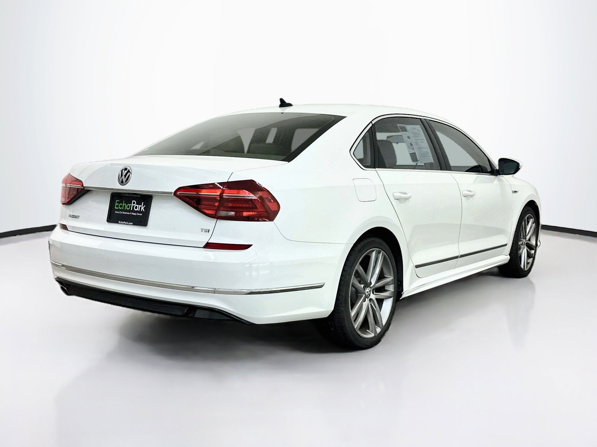 Used 2017 Volkswagen Passat 1.8T R-Line w/ R-Line Lighting Package FWD image 9
