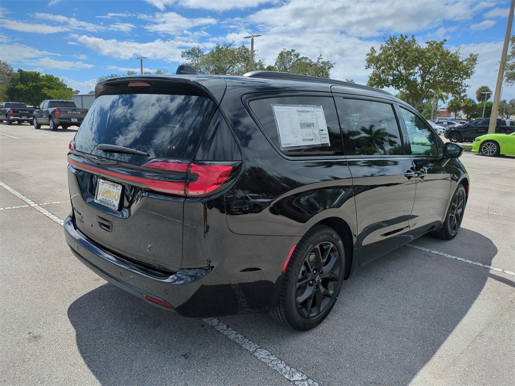 New 2026 Chrysler Pacifica Select w/ S Appearance Package image 5